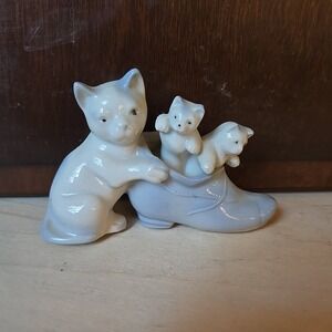 VTG Occupied‎ Japan Cat Kittens Blue Shoe 1940s Porcelain Figurine Fam MCM Japan